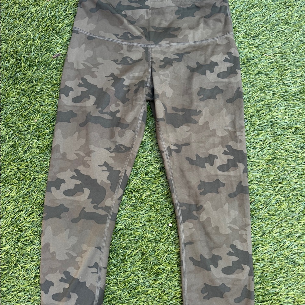 Lululemon Camo Leggings 21” - size 6 - EUC